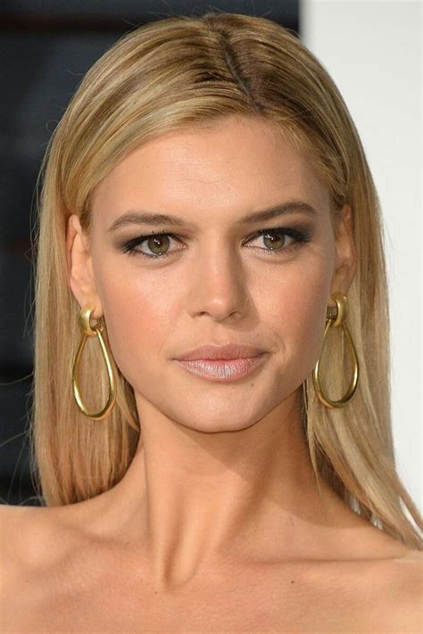 6 Breathtaking Photos of Actress Kelly Rohrbach on the